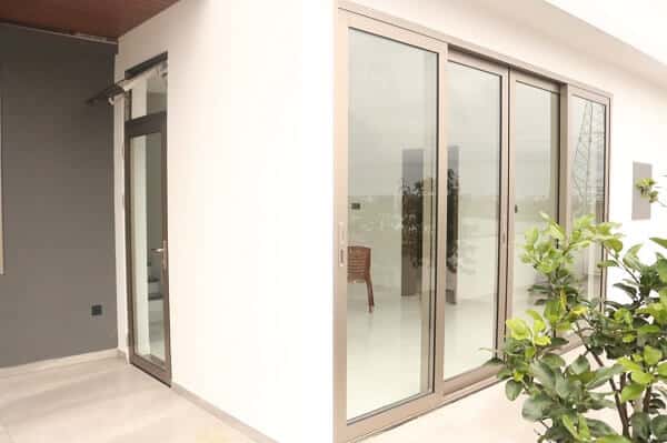 Cửa lùa nhôm kính được gia công từ nhôm Hondalex